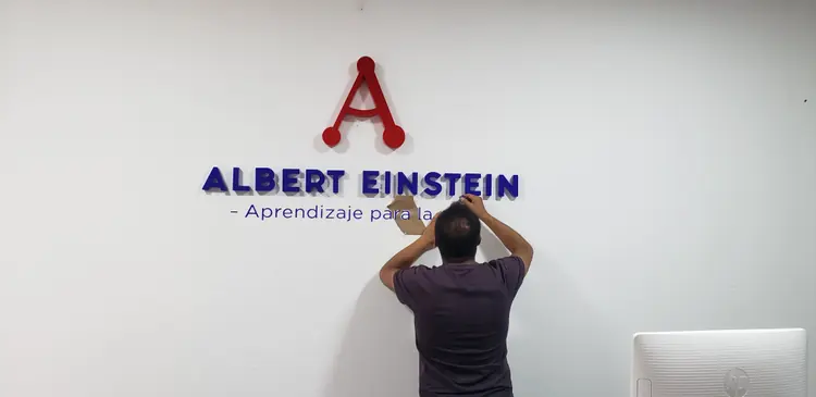 Letras corporativas instaladas para Albert Einstein