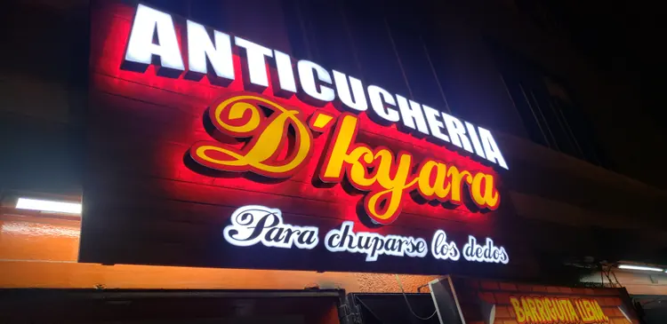 Letrero luminoso instalado para Anticuchería D'Kyara
