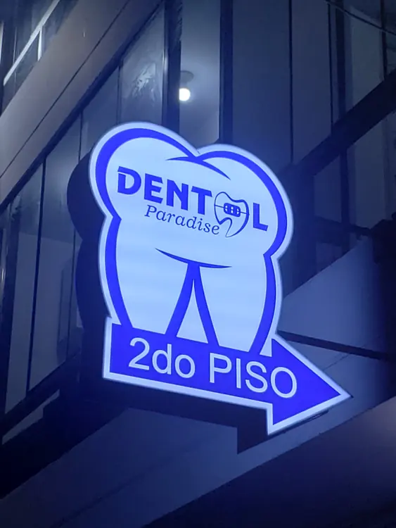 Letrero luminoso instalado para Dental Paradise