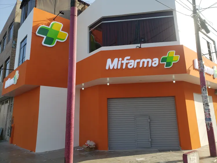 Letrero corporativo instalado para Mifarma