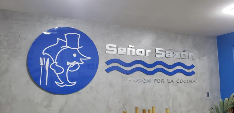 Letrero corporativo instalado para Señor Sazón