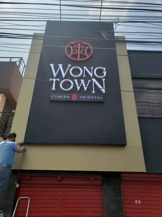 Letras acrílico 3D instaladas para Wong Town